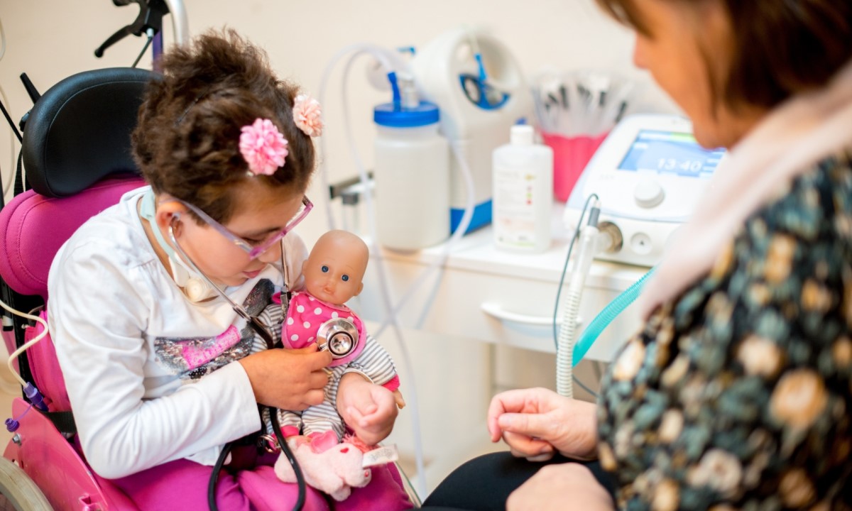 Kind hört Puppe mit Stetoskop ab